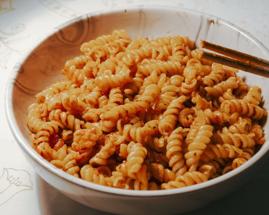 Miska makaronu w sosie pomidorowym