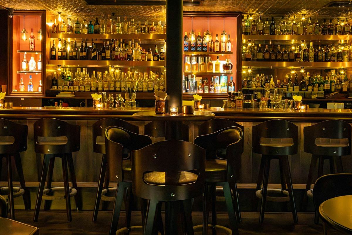 Bar z ciepłym światłem i pustymi hokerami