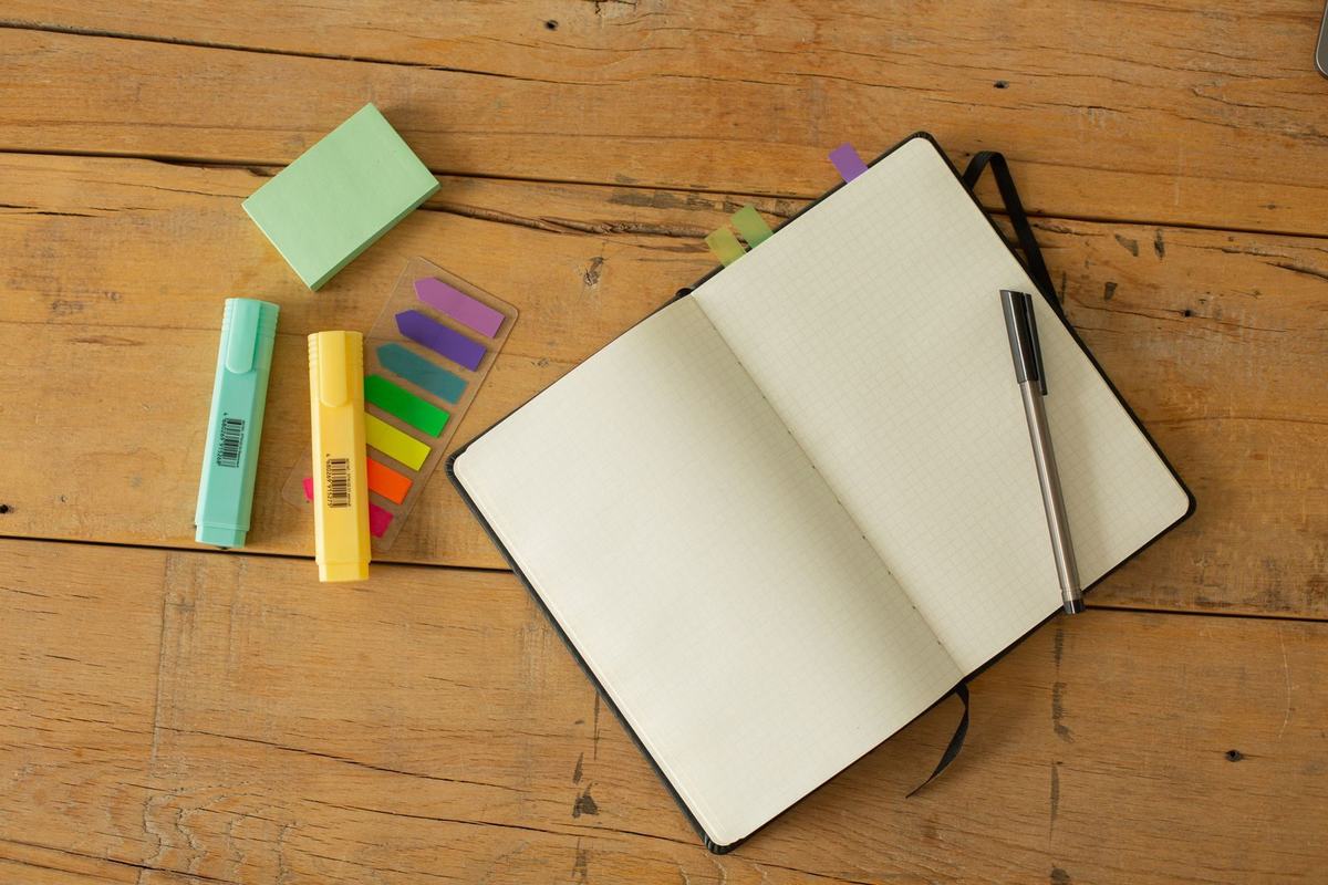 Notes i karteczki samoprzylepne na drewnianym blacie
