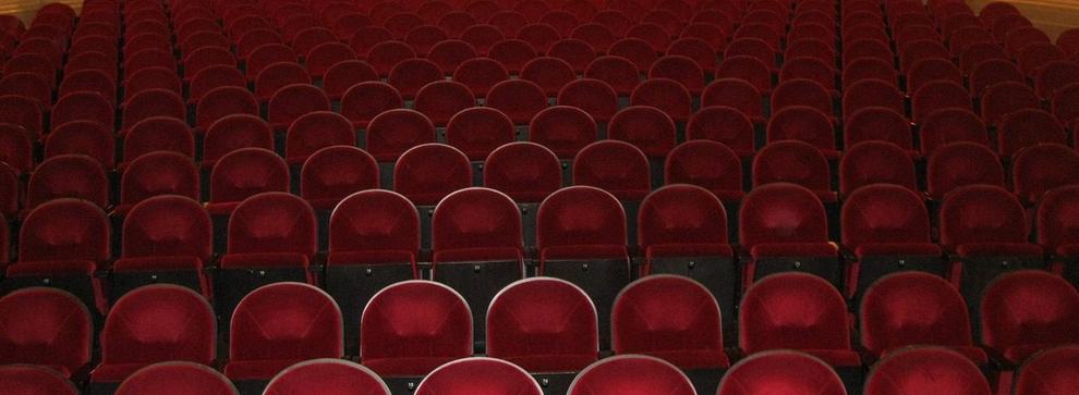 Puste czerwone fotele na widowni teatru
