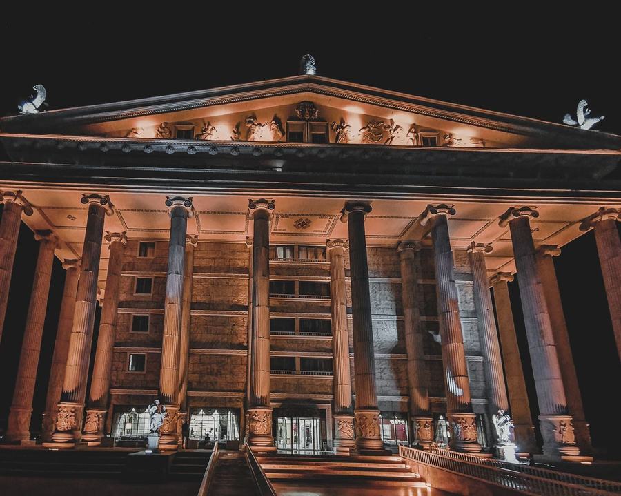Oświetlona kolumnada gmachu muzeum nocą