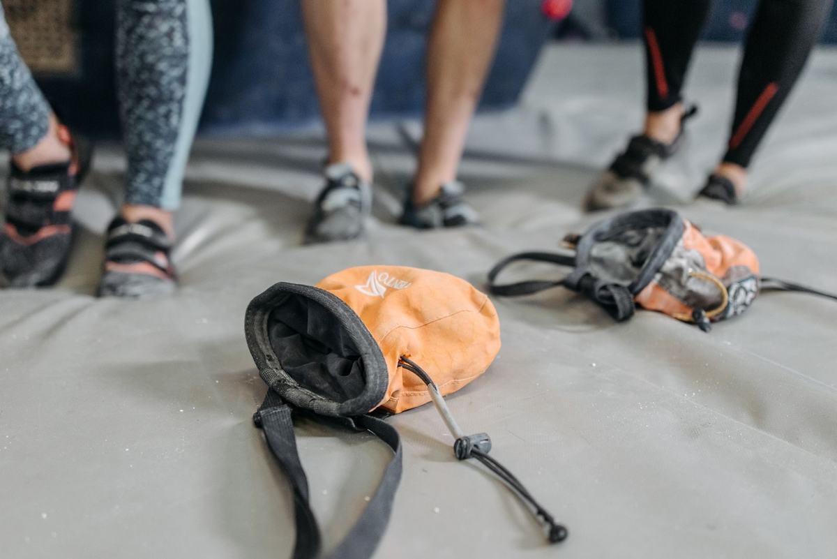 Buty wspinaczkowe i woreczek na magnezję na macie
