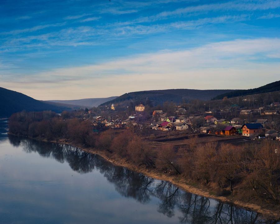 Dolina rzeki z miasteczkiem o zmierzchu